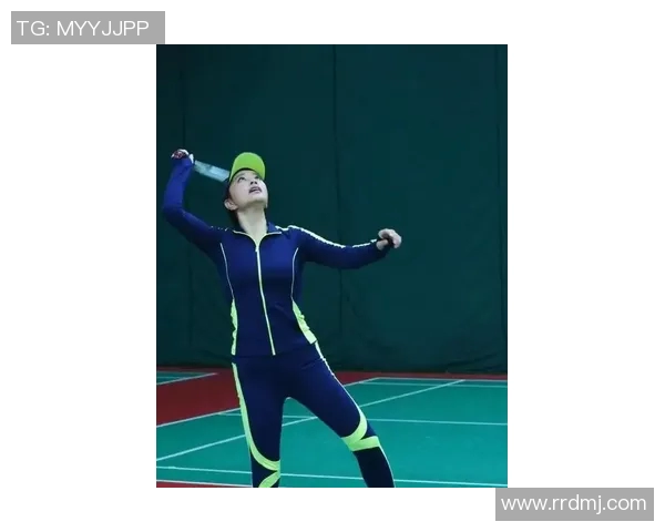 网球装备全解析:从球拍到运动服,如何选择最适合你的装备 网球装备全解析:从球拍到运动服,如何选择最适合你的装备