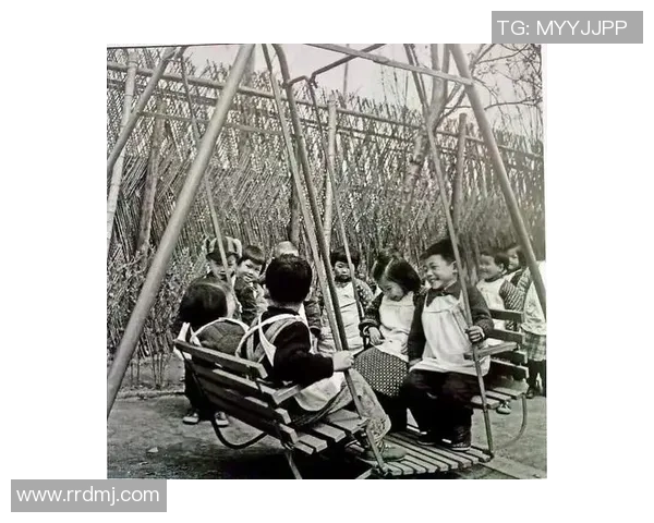 从青涩少年到足球巨星他们的成长故事与童年画作揭秘