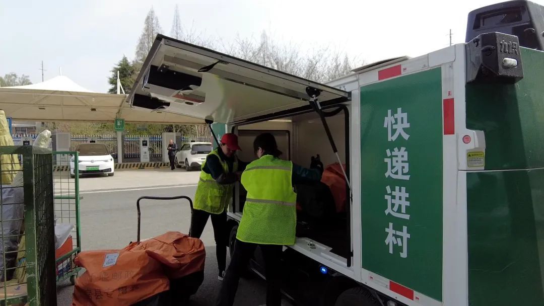星空综合体育全站app无人驾驶快递车开进房县！(图1)