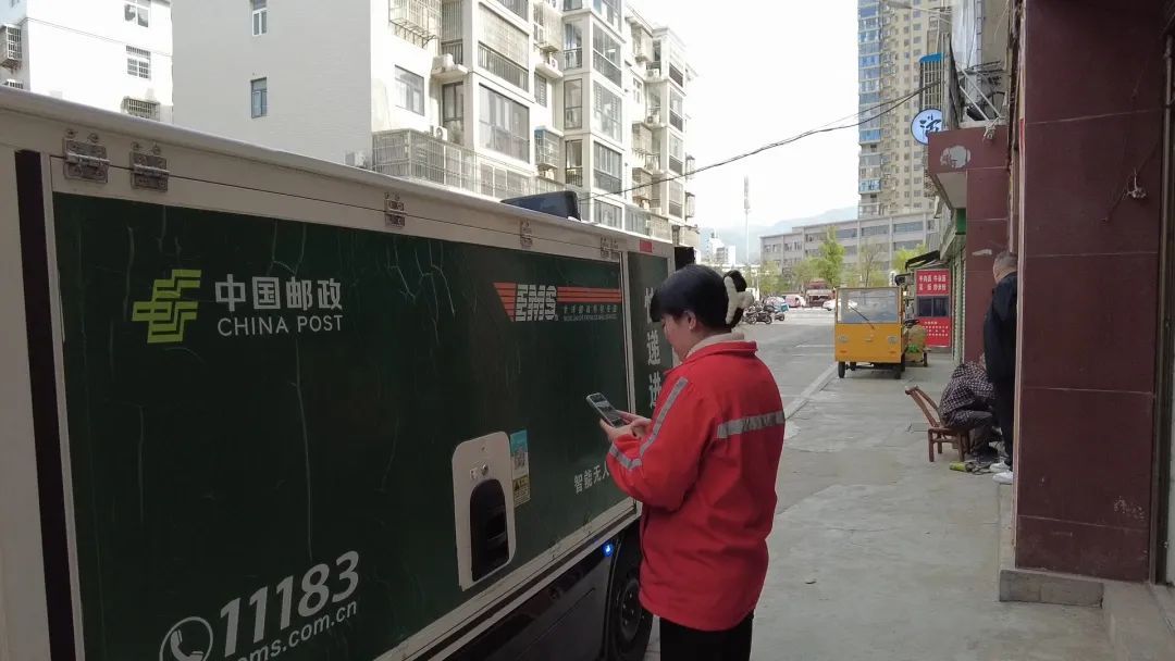 星空综合体育全站app无人驾驶快递车开进房县！(图3)